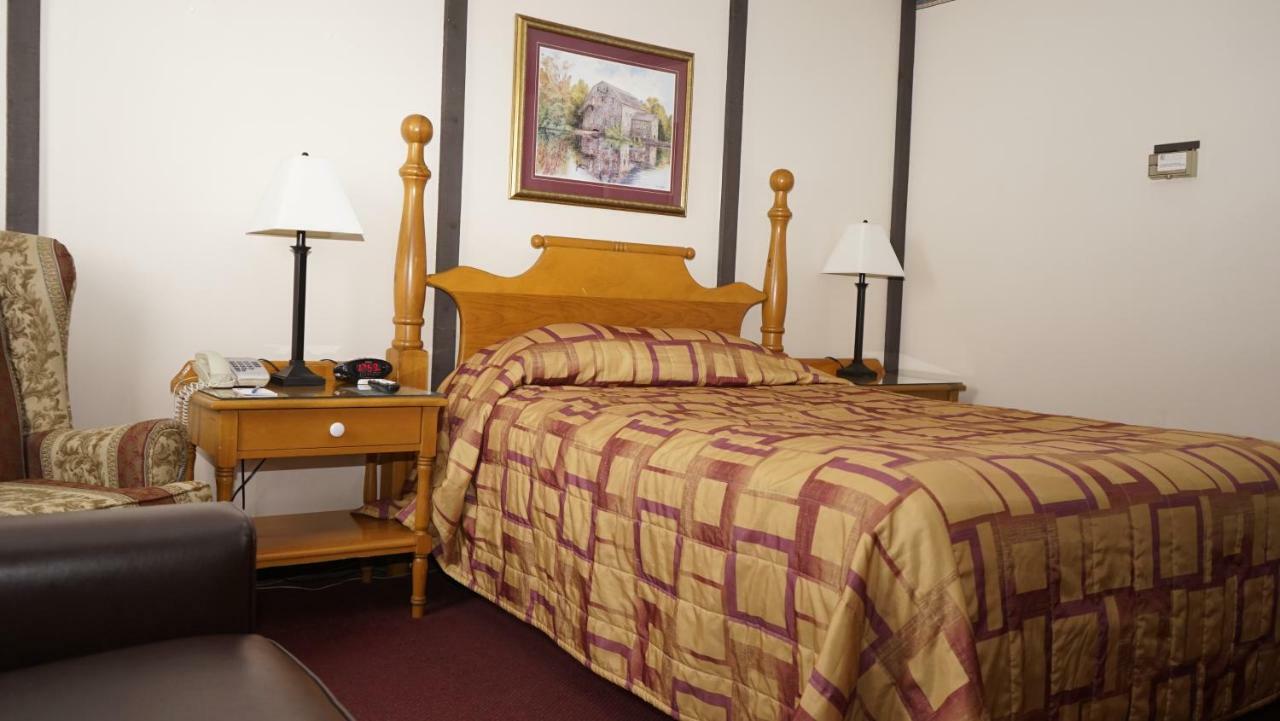 Mcintosh Country Inn & Conference Centre Morrisburg Buitenkant foto